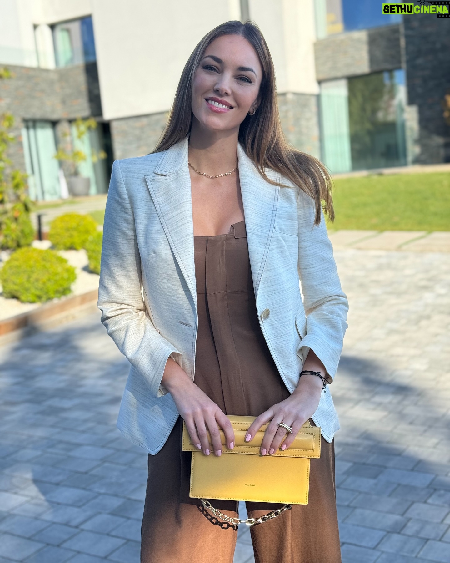 Helen Lindes Instagram - Look formal para un día muy importante en la familia 🥰 Así fui para la ceremonia de la #grancruzdelaordendeldosdemayo 🙌 Me encanta el contraste entre la blazer, el mono y el bolso. Perfecto para la ocasión!! @masavi_official @thesantofficial @marinagarciajoyas @valytyplace