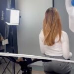 Helen Lindes Instagram - Semana intensa de trabajo en Lyon 🙌🙌 madrugones, horas de pelo y maquillaje y días enteros en estudio de rodaje y fotos… pero feliz de compartir mi tiempo con un equipo tan agradable y profesional 🥰 Y por supuesto muy agradecida por trabajar en lo que me gusta y por tantos años!! ❤️@rowentafrance @martaasturias @pablorobledo_co @reyesembid
