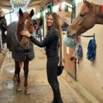 Helen Lindes Instagram – Vuelta al ruedo… después de 4 semanitas sin montar!! Que ganas tenía. Ahora si, las agujetas de mañana serán muy divertidas 😅😅 #horseriding #horseinstagram #equitacion #madrid