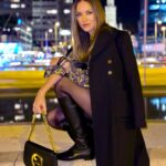 Helen Lindes Instagram – Madrid, de noche… 🌓 A veces es complicado salir del negro en invierno, aquí una idea para combinar un vestido estampado con accesorios más calentitos. ❄️✨❄️ #winterlook #flowerydress #lookdeinvierno