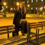 Helen Lindes Instagram – Madrid, de noche… 🌓 A veces es complicado salir del negro en invierno, aquí una idea para combinar un vestido estampado con accesorios más calentitos. ❄️✨❄️ #winterlook #flowerydress #lookdeinvierno