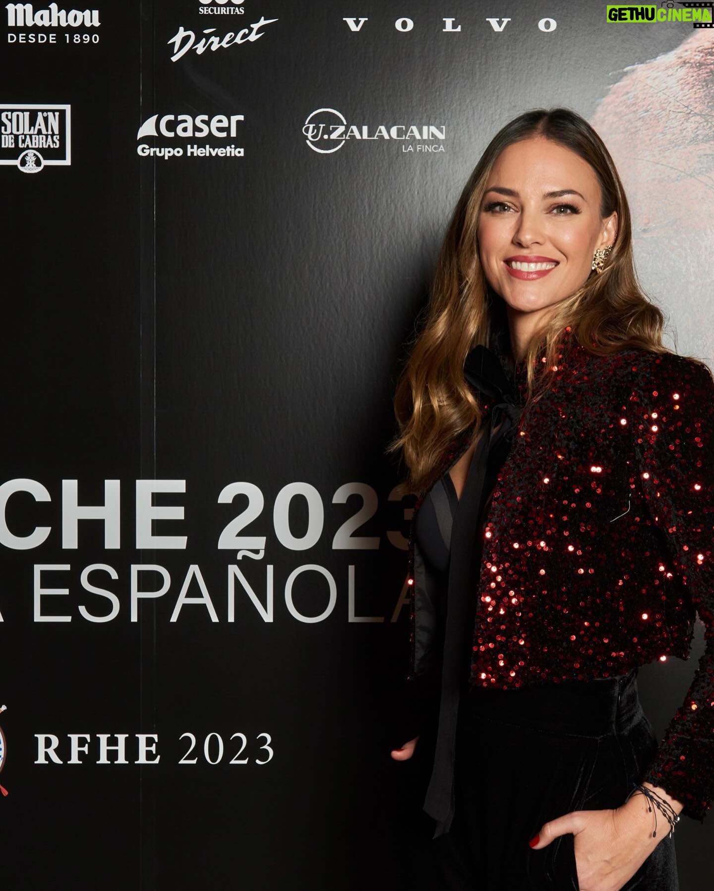Helen Lindes Instagram - La Noche Hípica organizada por @rfhe_oficial fue todo un éxito, muchas gracias por invitarme a entrar en un mundo que me apasiona, el de los caballos! Todo evento tiene su preparación, elección del look, horas de maquillaje y peluquería, posado en photocall, atender a la prensa, crear contenido para redes… y un largo etc. Aquí os enseño un poco de todo eso … 1 y 7 -posado en photocall 2- video photocall y con @marsaura posando para @holacom 3- Últimos retoques de pelo y maquillaje y cuidando mi melena con Hair Therapist de @rowenta_es 4- Eligiendo mi look en @valytyplace : pantalón y torera @coosyofficial pendientes @marinagarciajoyas bolso @thesant_oficial zapatos @inesdomecqshoes 5- Detalles de mi look 5- Vídeo look completo en el showroom