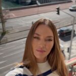 Helen Lindes Instagram - Semana intensa de trabajo en Lyon 🙌🙌 madrugones, horas de pelo y maquillaje y días enteros en estudio de rodaje y fotos… pero feliz de compartir mi tiempo con un equipo tan agradable y profesional 🥰 Y por supuesto muy agradecida por trabajar en lo que me gusta y por tantos años!! ❤️@rowentafrance @martaasturias @pablorobledo_co @reyesembid