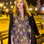 Helen Lindes Instagram – Madrid, de noche… 🌓 A veces es complicado salir del negro en invierno, aquí una idea para combinar un vestido estampado con accesorios más calentitos. ❄️✨❄️ #winterlook #flowerydress #lookdeinvierno