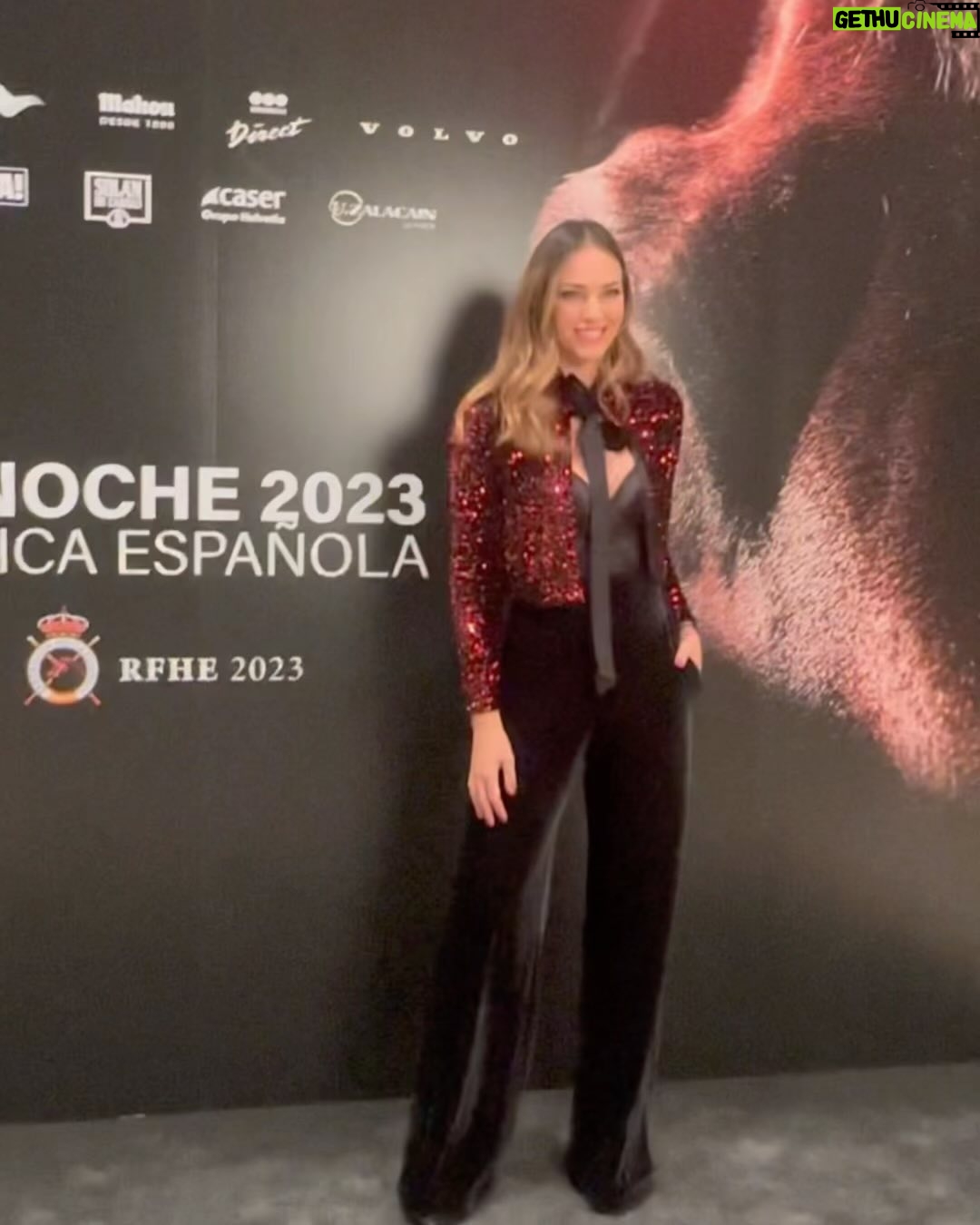 Helen Lindes Instagram - La Noche Hípica organizada por @rfhe_oficial fue todo un éxito, muchas gracias por invitarme a entrar en un mundo que me apasiona, el de los caballos! Todo evento tiene su preparación, elección del look, horas de maquillaje y peluquería, posado en photocall, atender a la prensa, crear contenido para redes… y un largo etc. Aquí os enseño un poco de todo eso … 1 y 7 -posado en photocall 2- video photocall y con @marsaura posando para @holacom 3- Últimos retoques de pelo y maquillaje y cuidando mi melena con Hair Therapist de @rowenta_es 4- Eligiendo mi look en @valytyplace : pantalón y torera @coosyofficial pendientes @marinagarciajoyas bolso @thesant_oficial zapatos @inesdomecqshoes 5- Detalles de mi look 5- Vídeo look completo en el showroom