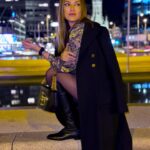 Helen Lindes Instagram – Madrid, de noche… 🌓 A veces es complicado salir del negro en invierno, aquí una idea para combinar un vestido estampado con accesorios más calentitos. ❄️✨❄️ #winterlook #flowerydress #lookdeinvierno
