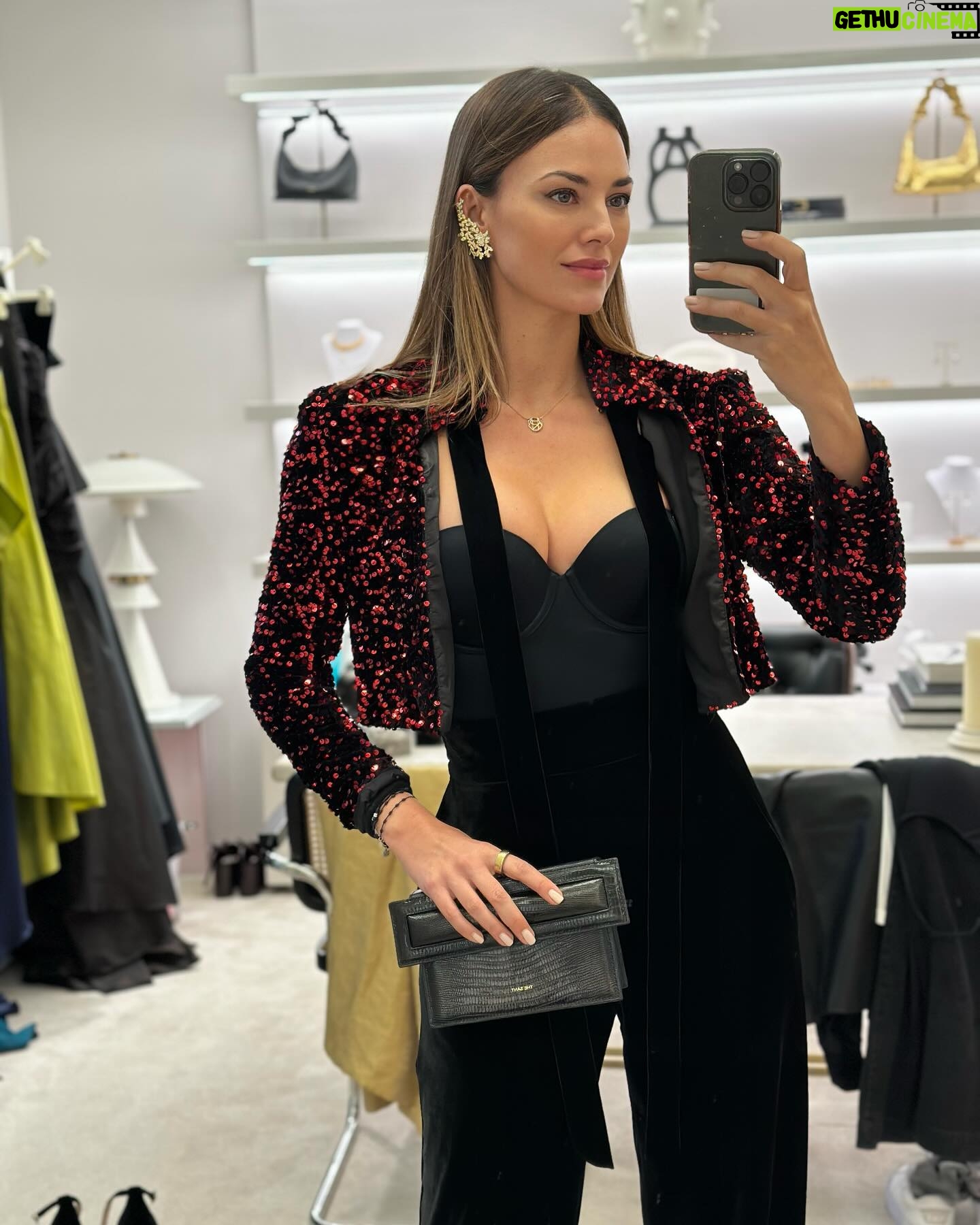 Helen Lindes Instagram - La Noche Hípica organizada por @rfhe_oficial fue todo un éxito, muchas gracias por invitarme a entrar en un mundo que me apasiona, el de los caballos! Todo evento tiene su preparación, elección del look, horas de maquillaje y peluquería, posado en photocall, atender a la prensa, crear contenido para redes… y un largo etc. Aquí os enseño un poco de todo eso … 1 y 7 -posado en photocall 2- video photocall y con @marsaura posando para @holacom 3- Últimos retoques de pelo y maquillaje y cuidando mi melena con Hair Therapist de @rowenta_es 4- Eligiendo mi look en @valytyplace : pantalón y torera @coosyofficial pendientes @marinagarciajoyas bolso @thesant_oficial zapatos @inesdomecqshoes 5- Detalles de mi look 5- Vídeo look completo en el showroom