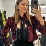 Helen Lindes Instagram – La Noche Hípica organizada por @rfhe_oficial fue todo un éxito, muchas gracias por invitarme a entrar en un mundo que me apasiona, el de los caballos!

Todo evento tiene su preparación, elección del look, horas de maquillaje y peluquería, posado en photocall, atender a la prensa, crear contenido para redes… y un largo etc. 
Aquí os enseño un poco de todo eso …

1 y 7 -posado en photocall
2- video photocall y con @marsaura posando para @holacom 
3- Últimos retoques de pelo y maquillaje y cuidando mi melena con Hair Therapist de @rowenta_es 
4- Eligiendo mi look en @valytyplace : pantalón y torera @coosyofficial pendientes @marinagarciajoyas bolso @thesant_oficial zapatos @inesdomecqshoes 
5- Detalles de mi look
5- Vídeo look completo en el showroom
