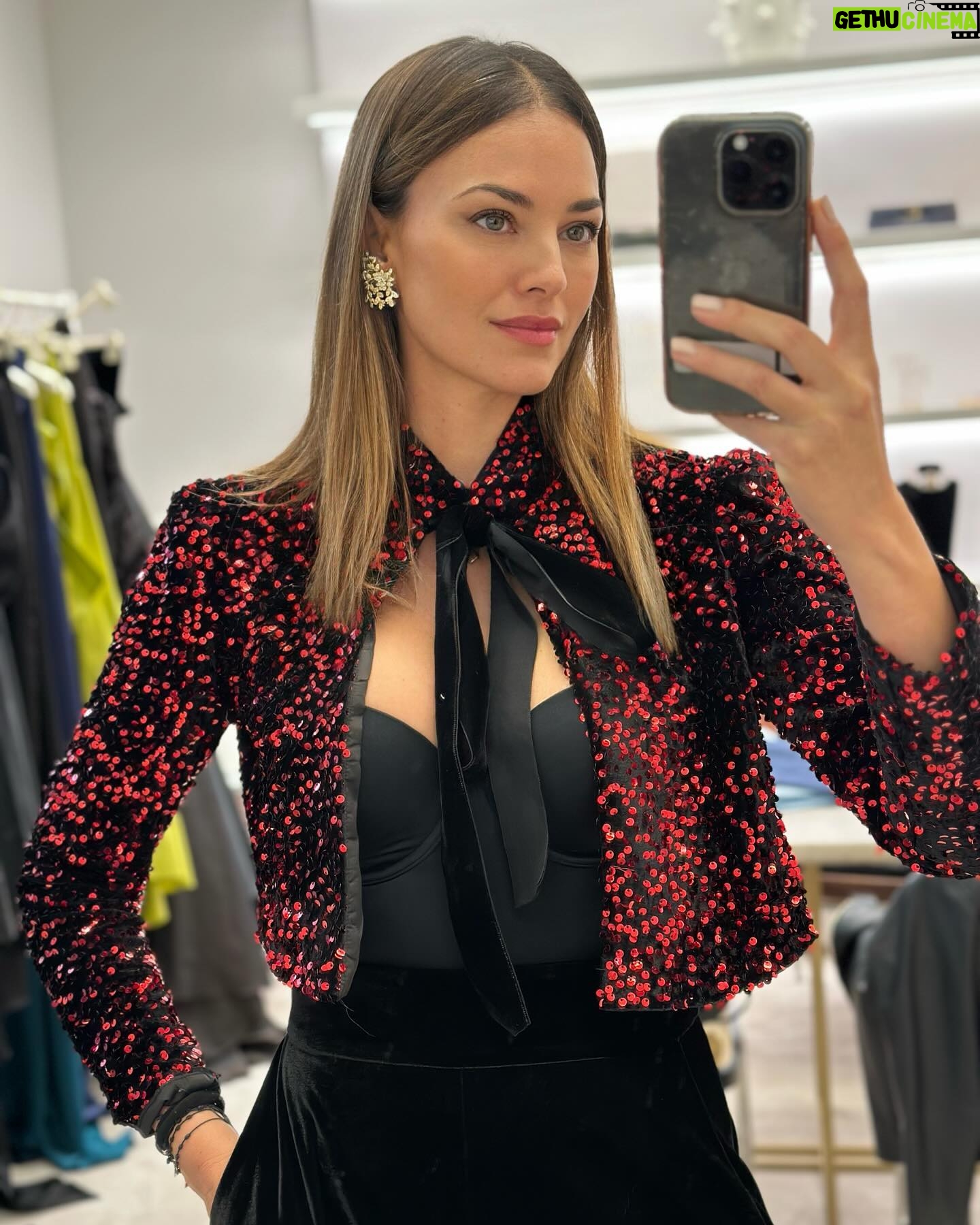 Helen Lindes Instagram - La Noche Hípica organizada por @rfhe_oficial fue todo un éxito, muchas gracias por invitarme a entrar en un mundo que me apasiona, el de los caballos! Todo evento tiene su preparación, elección del look, horas de maquillaje y peluquería, posado en photocall, atender a la prensa, crear contenido para redes… y un largo etc. Aquí os enseño un poco de todo eso … 1 y 7 -posado en photocall 2- video photocall y con @marsaura posando para @holacom 3- Últimos retoques de pelo y maquillaje y cuidando mi melena con Hair Therapist de @rowenta_es 4- Eligiendo mi look en @valytyplace : pantalón y torera @coosyofficial pendientes @marinagarciajoyas bolso @thesant_oficial zapatos @inesdomecqshoes 5- Detalles de mi look 5- Vídeo look completo en el showroom