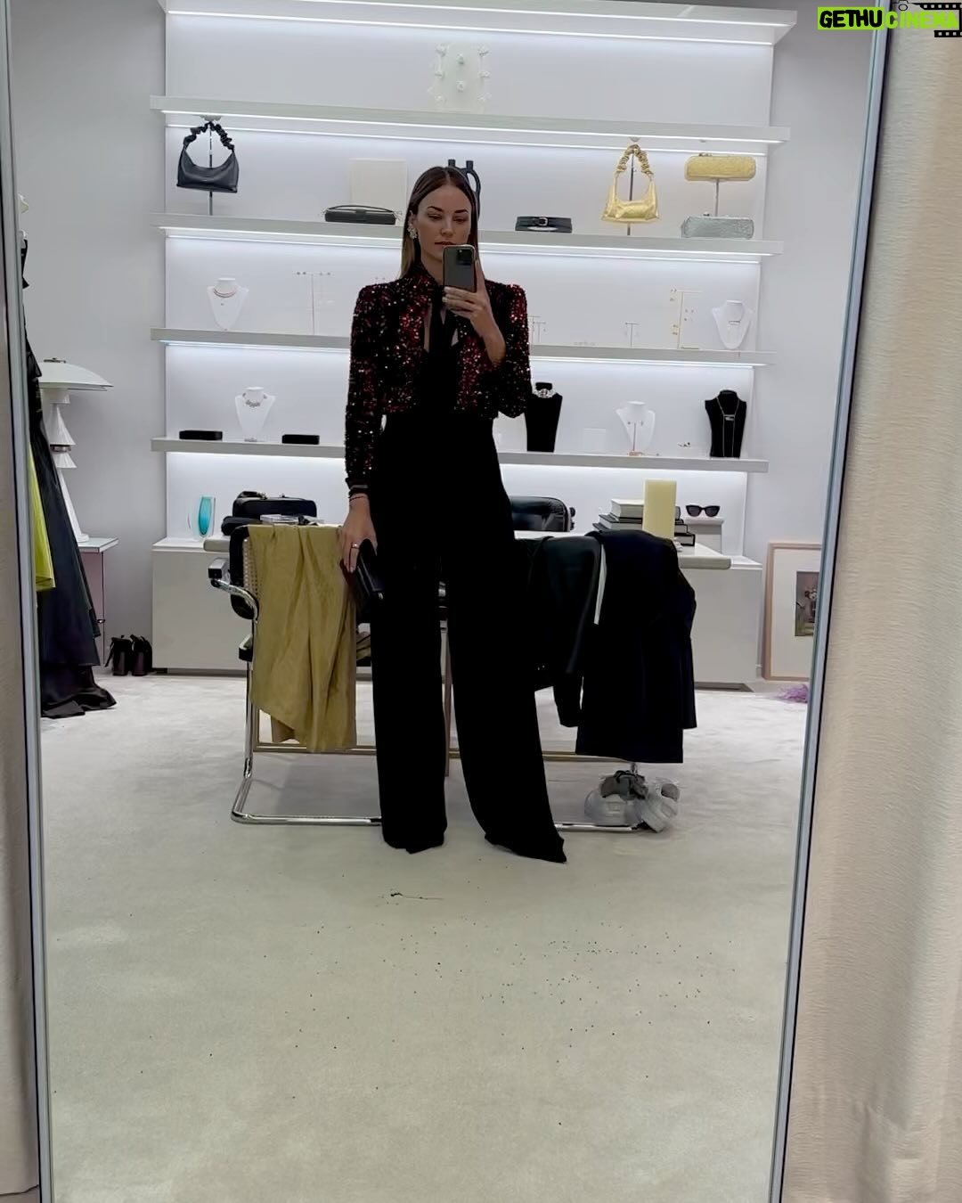 Helen Lindes Instagram - La Noche Hípica organizada por @rfhe_oficial fue todo un éxito, muchas gracias por invitarme a entrar en un mundo que me apasiona, el de los caballos! Todo evento tiene su preparación, elección del look, horas de maquillaje y peluquería, posado en photocall, atender a la prensa, crear contenido para redes… y un largo etc. Aquí os enseño un poco de todo eso … 1 y 7 -posado en photocall 2- video photocall y con @marsaura posando para @holacom 3- Últimos retoques de pelo y maquillaje y cuidando mi melena con Hair Therapist de @rowenta_es 4- Eligiendo mi look en @valytyplace : pantalón y torera @coosyofficial pendientes @marinagarciajoyas bolso @thesant_oficial zapatos @inesdomecqshoes 5- Detalles de mi look 5- Vídeo look completo en el showroom