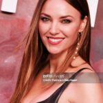 Helen Lindes Instagram - ¡¡Qué lujo de series españolas tenemos!! Me he enganchado por completo a #ReinaRoja de @primevideo ¡¡Enhorabuena a todo el equipazo que hay detrás!! ❤️ Con muchas ganas de ver los siguientes episodios!!! Gracias @dypcomunicacion @vanityfairspain por la invitación y por tratarme como una “reina”. Look @elisabettafranchi @replicacomunicacion Agencia @martaasturias