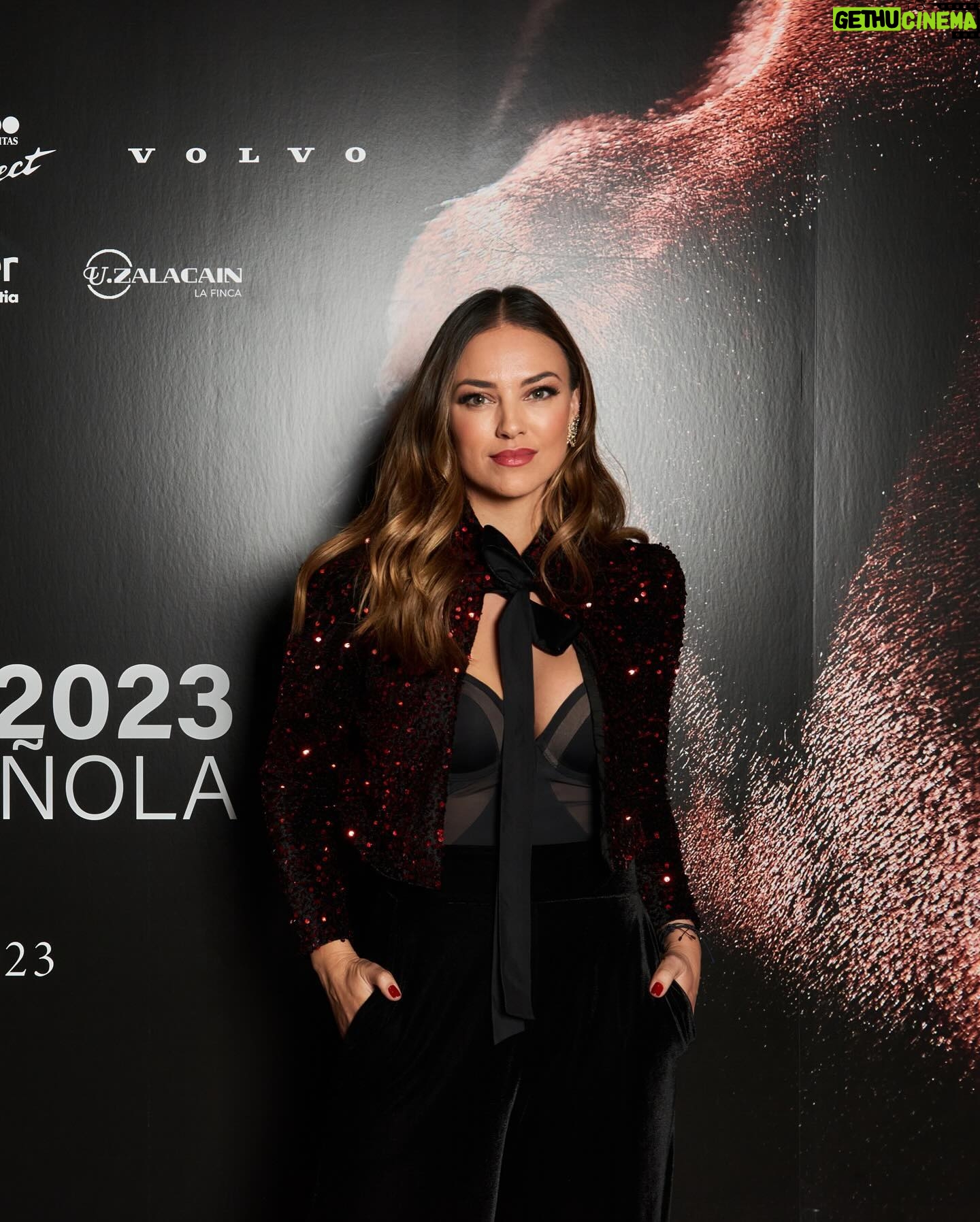 Helen Lindes Instagram - La Noche Hípica organizada por @rfhe_oficial fue todo un éxito, muchas gracias por invitarme a entrar en un mundo que me apasiona, el de los caballos! Todo evento tiene su preparación, elección del look, horas de maquillaje y peluquería, posado en photocall, atender a la prensa, crear contenido para redes… y un largo etc. Aquí os enseño un poco de todo eso … 1 y 7 -posado en photocall 2- video photocall y con @marsaura posando para @holacom 3- Últimos retoques de pelo y maquillaje y cuidando mi melena con Hair Therapist de @rowenta_es 4- Eligiendo mi look en @valytyplace : pantalón y torera @coosyofficial pendientes @marinagarciajoyas bolso @thesant_oficial zapatos @inesdomecqshoes 5- Detalles de mi look 5- Vídeo look completo en el showroom