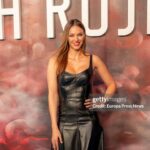 Helen Lindes Instagram - ¡¡Qué lujo de series españolas tenemos!! Me he enganchado por completo a #ReinaRoja de @primevideo ¡¡Enhorabuena a todo el equipazo que hay detrás!! ❤️ Con muchas ganas de ver los siguientes episodios!!! Gracias @dypcomunicacion @vanityfairspain por la invitación y por tratarme como una “reina”. Look @elisabettafranchi @replicacomunicacion Agencia @martaasturias
