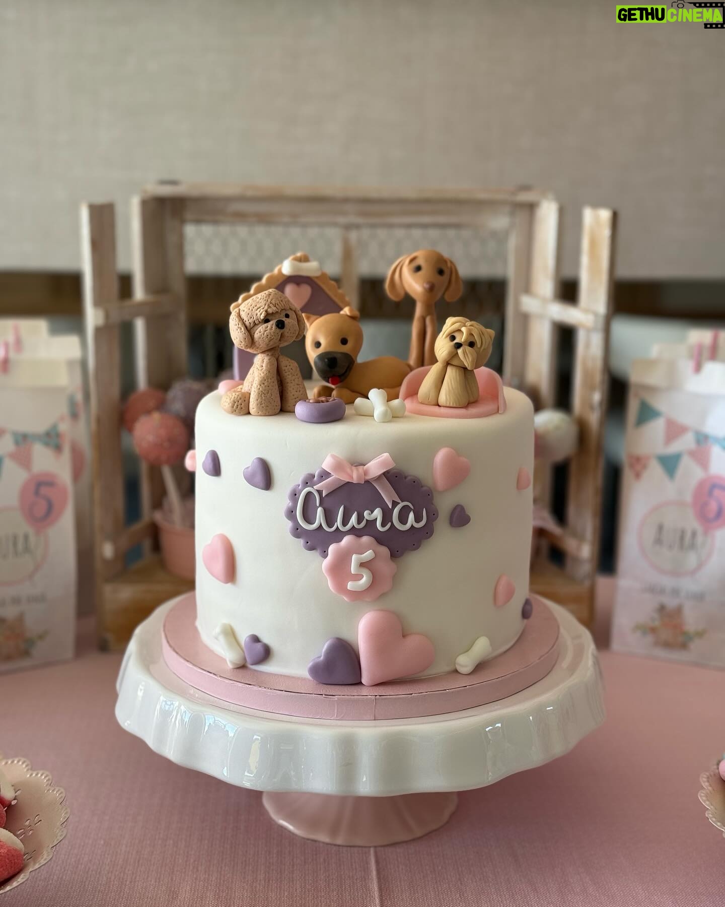Helen Lindes Instagram - 5 años ya!! Mi niña preciosa… eres la alegría de la casa, siempre dispuesta a ayudar y tan cariñosa… te queremos infinito 💜 Feliz cumple Aura 🥰