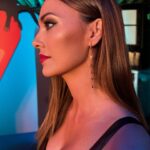 Helen Lindes Instagram - ¡¡Qué lujo de series españolas tenemos!! Me he enganchado por completo a #ReinaRoja de @primevideo ¡¡Enhorabuena a todo el equipazo que hay detrás!! ❤️ Con muchas ganas de ver los siguientes episodios!!! Gracias @dypcomunicacion @vanityfairspain por la invitación y por tratarme como una “reina”. Look @elisabettafranchi @replicacomunicacion Agencia @martaasturias