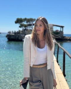 Helen Lindes Instagram - Escapadita express a Mallorca… qué maravilla de día nos ha hecho hoy!! 🌊🌊🌊 Agradecida por estos momentos en familia... #mallorca #islasbaleares #viaje
