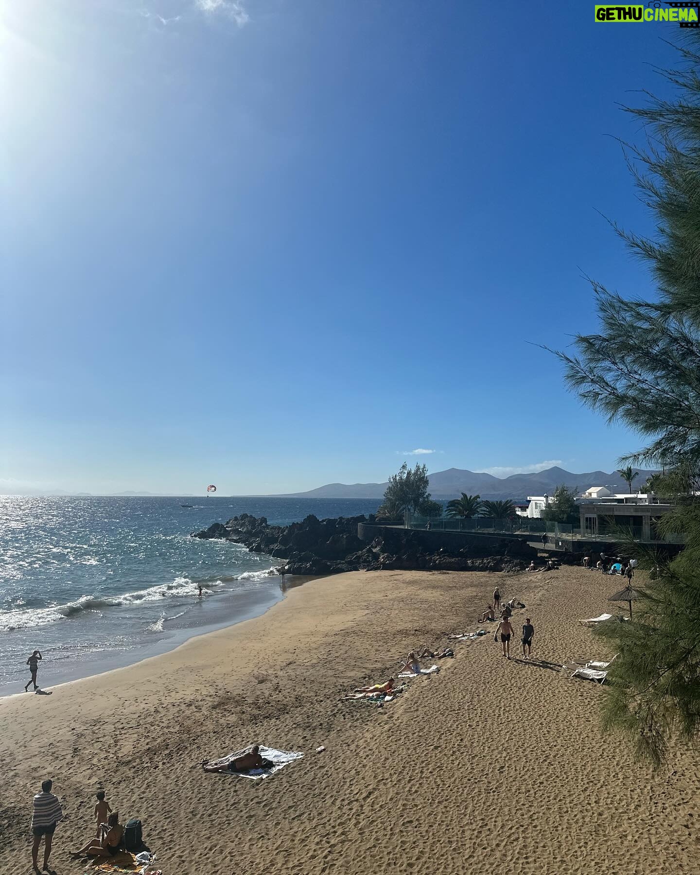Helen Lindes Instagram - Días increíbles en mi isla… 🌴 ☀️😎 Qué suerte vivir aquí y tener este clima en pleno diciembre ❤️ #lanzarote #islascanarias #latituddevida #quesuerteviviraqui