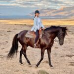 Helen Lindes Instagram – Dos cosas que me hacen muy feliz, los caballos y Lanzarote! y si encima tenemos Famara de fondo… pellízcadme por favor!! Gracias @horse_experience_lanzarote por una tarde inolvidable!! Y al maravilloso Maluco que no puede ser más guapo!! ❤️🐎❤️ #horselover #lanzarote #islascanarias