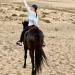 Helen Lindes Instagram – Dos cosas que me hacen muy feliz, los caballos y Lanzarote! y si encima tenemos Famara de fondo… pellízcadme por favor!! Gracias @horse_experience_lanzarote por una tarde inolvidable!! Y al maravilloso Maluco que no puede ser más guapo!! ❤️🐎❤️ #horselover #lanzarote #islascanarias