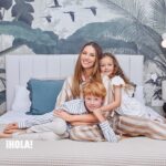 Helen Lindes Instagram - Gracias @holacom por esta maravillosa portada. Siempre acompañándome en los momentos más importantes de mi carrera y de mi vida personal. Este reportaje tiene un valor sentimental enorme para mi familia. Espero que os guste mucho! Además los niños se lo pasaron bomba… Como podéis ver en el último vídeo 🥰 Gracias también al equipazo que hay detrás y que lo ha hecho posible: @martaasturias @sergijasanada @art.tactico @leidileire @marta_go8 @rosetahola