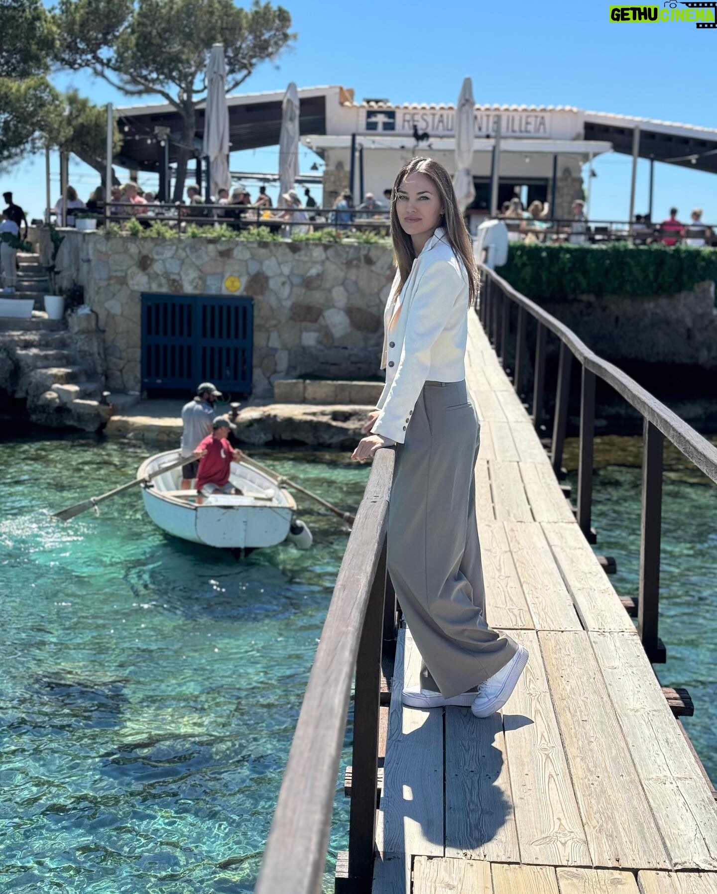Helen Lindes Instagram - Escapadita express a Mallorca… qué maravilla de día nos ha hecho hoy!! 🌊🌊🌊 Agradecida por estos momentos en familia... #mallorca #islasbaleares #viaje