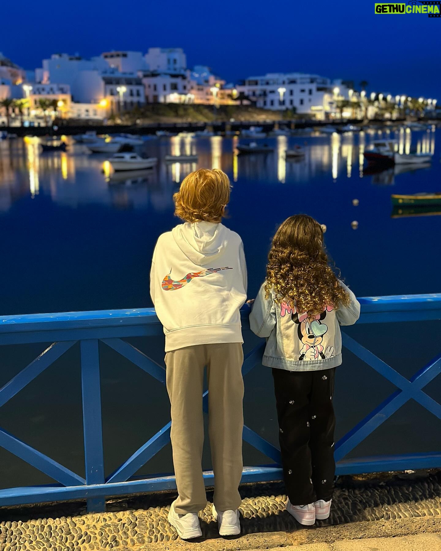 Helen Lindes Instagram - Recorriendo lugares de mi infancia que significan un millón de recuerdos… #lanzarote #islascanarias #charcosangines
