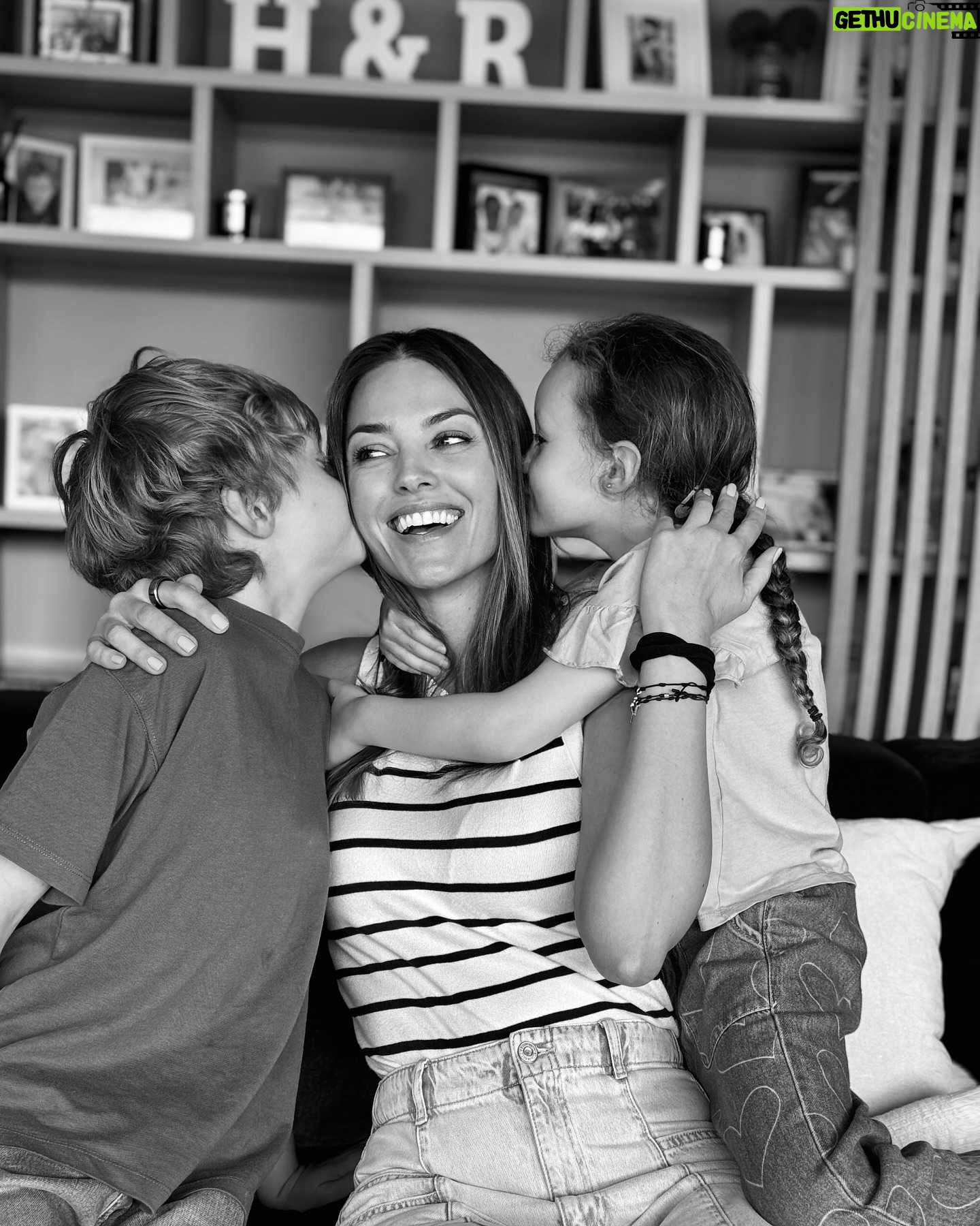 Helen Lindes Instagram - Ayer llegaba de viaje y en lo único que pensaba era en abrazar a mis dos tesoros, Alan y Aura. Dos días sin verles y me parecía que habían crecido un par de centímetros. Cómo vuela el tiempo con ellos!! Y a pesar de que ser madre es una montaña rusa de altibajos, los momentos buenos compensan todo lo demás. Son la mejor terapia en los días malos y mi razón de vivir. No imagino mi vida sin ellos y no recuerdo lo que es “no ser madre”. Feliz día a todas las mamás del mundo. Maravillosas cada una a su manera. #felizdiadelamadre