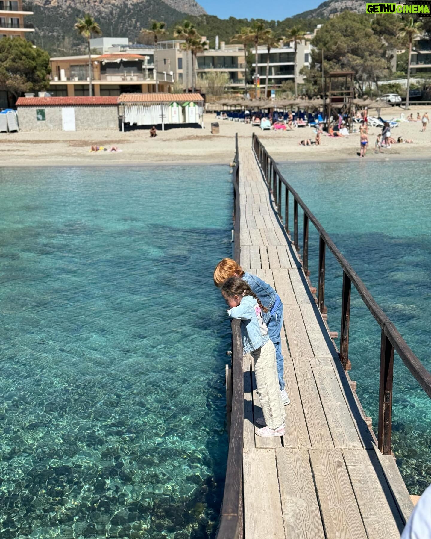 Helen Lindes Instagram - Escapadita express a Mallorca… qué maravilla de día nos ha hecho hoy!! 🌊🌊🌊 Agradecida por estos momentos en familia... #mallorca #islasbaleares #viaje