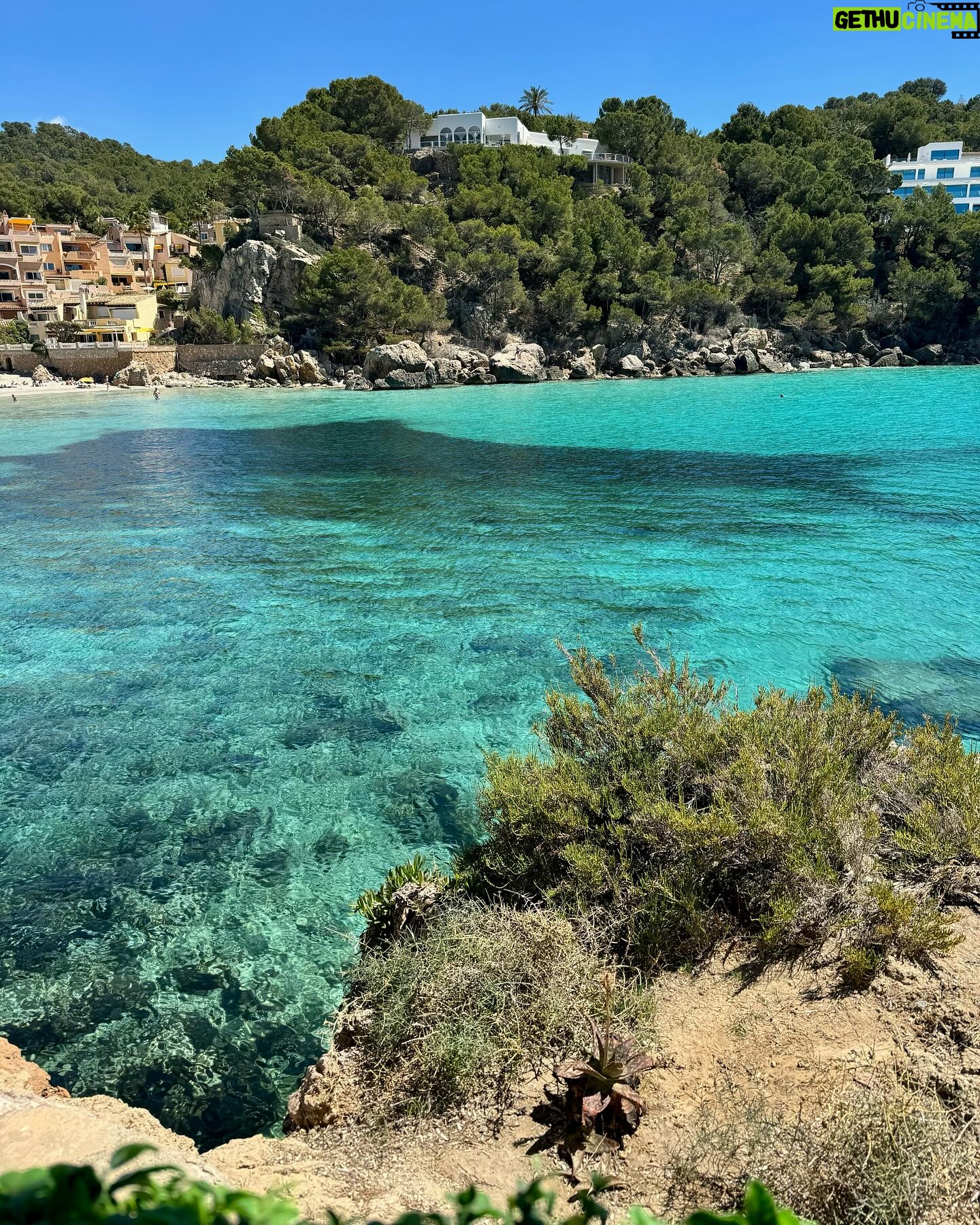 Helen Lindes Instagram - Escapadita express a Mallorca… qué maravilla de día nos ha hecho hoy!! 🌊🌊🌊 Agradecida por estos momentos en familia... #mallorca #islasbaleares #viaje