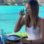 Helen Lindes Instagram - Escapadita express a Mallorca… qué maravilla de día nos ha hecho hoy!! 🌊🌊🌊 Agradecida por estos momentos en familia... #mallorca #islasbaleares #viaje