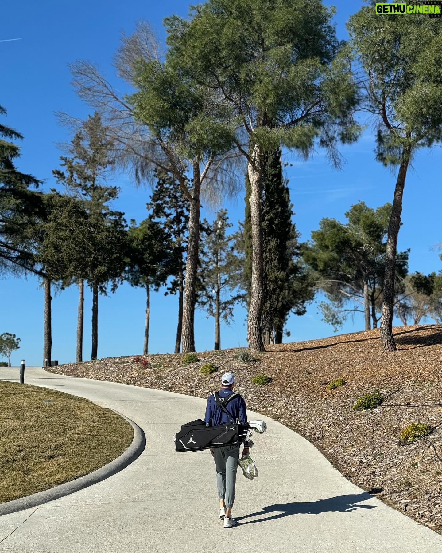 Helen Lindes Instagram - Ayer tuve mi primera clase de golf!! 🏌🏻♀️⛳️Me hace mucha ilusión iniciarme en un deporte que practicó mi padre durante muchos años y que gracias a mi marido @rudy5fernandez me he animado a probar!! 🥰🥰 Se me abre un nuevo mundo!! Jajajja #golf #pimeriza #primerasveces #happy