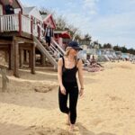 Helen Skelton Instagram - Grateful 😍☀️🌊 🦀🐚 #uk #easterbreak #downtime #beach #sandbetweenmytoes #norfolk #wells