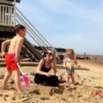 Helen Skelton Instagram - Grateful 😍☀️🌊 🦀🐚 #uk #easterbreak #downtime #beach #sandbetweenmytoes #norfolk #wells