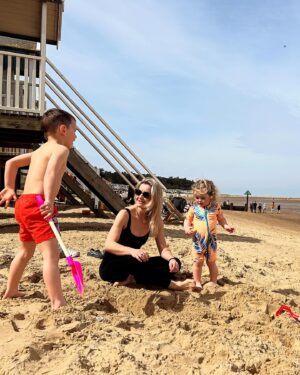 Helen Skelton Instagram - Grateful 😍☀️🌊 🦀🐚
#uk #easterbreak #downtime #beach #sandbetweenmytoes #norfolk #wells