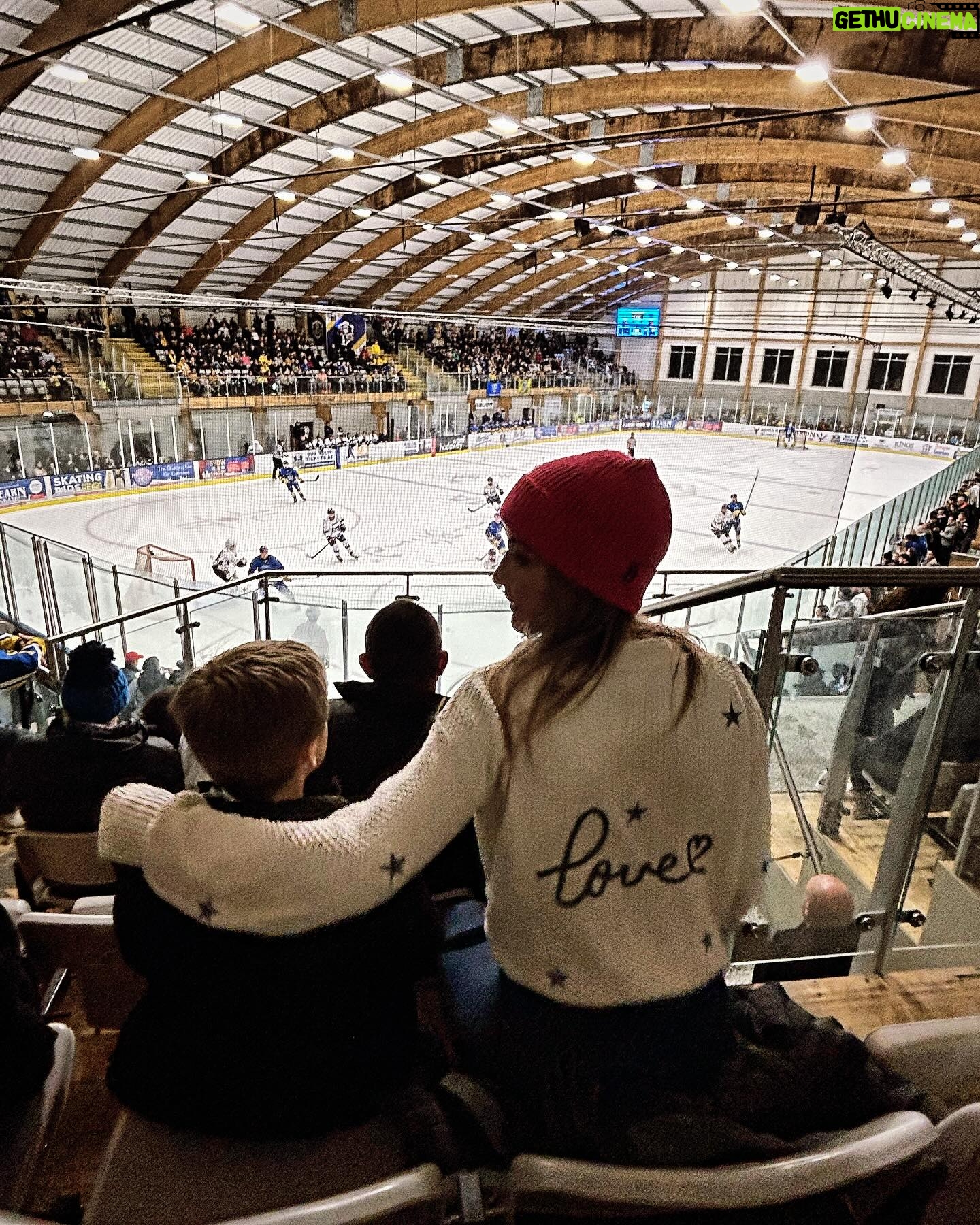 Helen Skelton Instagram - Nothing profound to say just liked the shot….. kids fave bit of the night was the tannoy playing hit the road jack as someone got sin binned 🙌 😜⛸️🏒 Jumper @oliveandfrank gifted #icehockey #ice #wekeends
