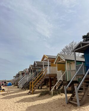 Helen Skelton Instagram - Grateful 😍☀️🌊 🦀🐚
#uk #easterbreak #downtime #beach #sandbetweenmytoes #norfolk #wells