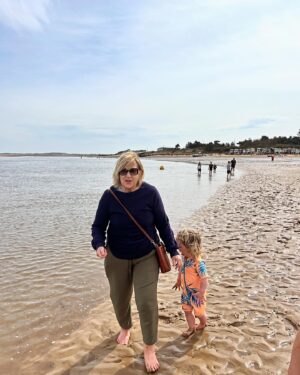Helen Skelton Instagram - Grateful 😍☀️🌊 🦀🐚
#uk #easterbreak #downtime #beach #sandbetweenmytoes #norfolk #wells