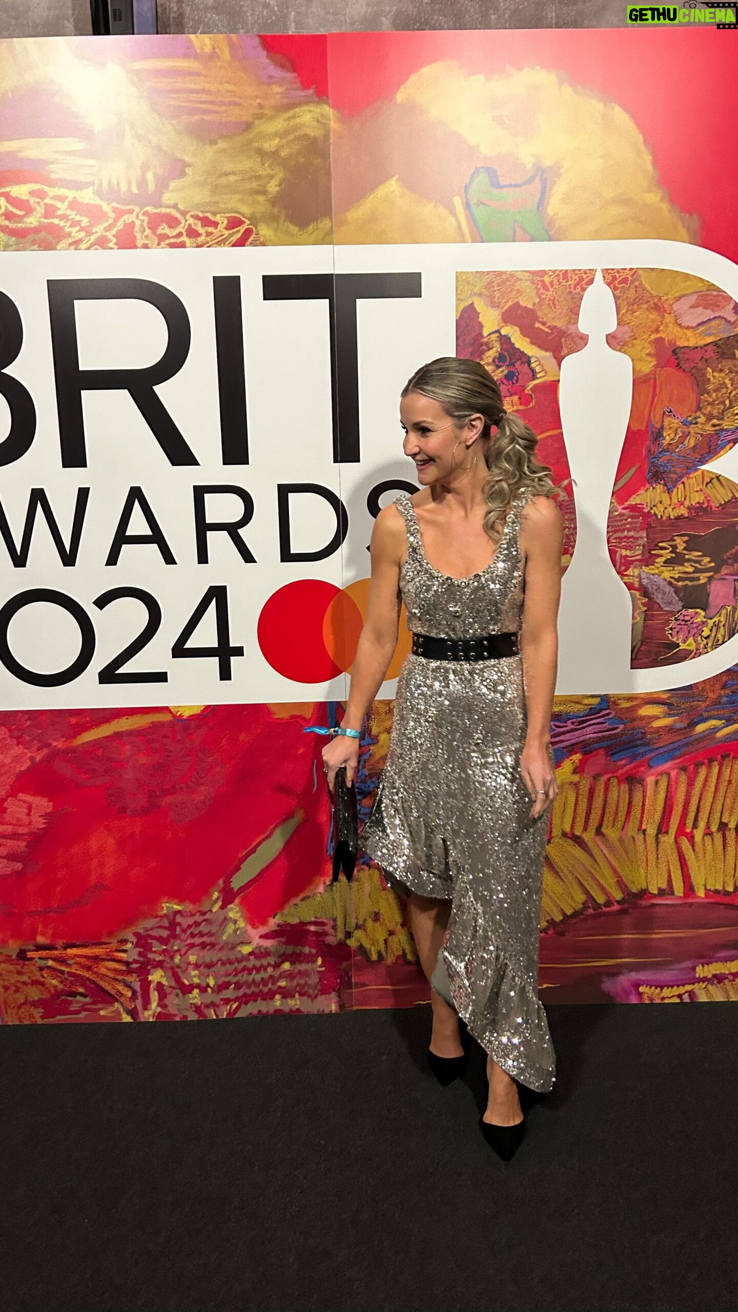 Helen Skelton Instagram - Loved seeing Kylie …. Loved seeing some good people for a good squeeze…. Buzzing to watch @gregfrostie and Barney do their thing 📺 …. Thanks for a top night @brits Dress @mywardrobe_hq @kurtgeiger @willa.phoenix @annabelkermanstylist #brits #redcarpet #awards #london #saturday