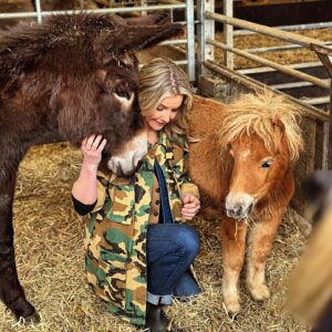 Helen Skelton Instagram - Pals❤️🥰🐐🐴🐣#spring #farmlife #yorkshire (post contains gifts …. Not the ponies ) #gifted #ad