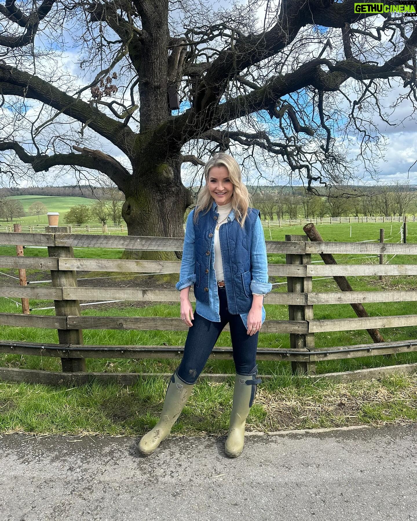 Helen Skelton Instagram - CLOTHES….. Took a million pics last week on the farm …. Before I spam you with the baby animals here’s the clobber because that’s what 90 % of my dms are about… very grateful to be working with @gooutdoors and @jdwilliamsuk at the minute which means I have some welcome additions to my wardrobe … alongside that some lovely brands, big and small have loaned me things recently so I tagged them. Plenty of these boots and jackets are years old ….One of these wax jackets had a football ticket from 2017 in the pocket….. if clothes could talk 😳😉 😆 Thank you @annabelkermanstylist for sorting me out, thank you @melissabourne for painting my face ❤️ Pic 1. Jacket @karen_millen shirt @insidejigsaw jeans @jdwilliamsuk (ad) Pic 2. Waistcoat and boots @fairfaxandfavor Jacket @gooutdoors (ad) leggings and belt @marksandspencer @marksandspencerstyle @sockshopuk Pic 3. Jeans @marksandspencer jacket necklace @chlobojewellery @warehouseuk waistcoat @jdwilliamsuk (ad) @marksandspencerstyle Pic 4. Waistcoat @fairfaxandfavor shirt @jdwilliamsuk (Ad) jacket @gooutdoors (ad) Pic 5. Waistcoat @wyselondon @chlobojewellery shirt @jdwilliamsuk (ad) boots @fairfaxandfavor jeans @marksandspencer #farm #yorkshire #rurallife #outdoors #clothes #layers #outdoorwear #ad #loans #