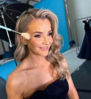 Helen Skelton Instagram - BTS @dailymailweekend out tomorrow! 

Hair & Makeup for @helenskelton by me using @currentbody @cloudninehair @colorwowhair @livingproofuk  @tatcha @charlottetilbury @makeupbymario @hildunbeauty @eyebrowqueen @armanibeauty @vitaliberata @vievemuse 

@michelle_ackerley @gethincjones by @tallybookbinder 

Camera @nickyjohnston 
Styling @alexandriastylist