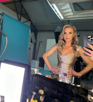Helen Skelton Instagram - BTS @dailymailweekend out tomorrow! 

Hair & Makeup for @helenskelton by me using @currentbody @cloudninehair @colorwowhair @livingproofuk  @tatcha @charlottetilbury @makeupbymario @hildunbeauty @eyebrowqueen @armanibeauty @vitaliberata @vievemuse 

@michelle_ackerley @gethincjones by @tallybookbinder 

Camera @nickyjohnston 
Styling @alexandriastylist