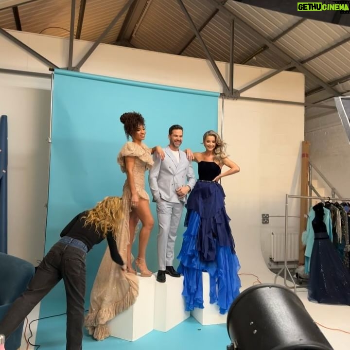Helen Skelton - 14.5K Likes - BTS @dailymailweekend out tomorrow!
Hair & Makeup for @helenskelton by me using @currentbody @cloudninehair @colorwowhair @livingproofuk @tatcha @charlottetilbury @makeupbymario @hildunbeauty @eyebrowqueen @armanibeauty @vitaliberata @vievemuse
@michelle_ackerley @gethincjones by @tallybookbinder
Camera @nickyjohnston
Styling @alexandriastylist