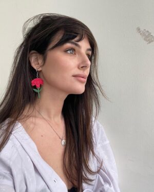 Helena Coelho Instagram - l i b e r d a d e • coleção comemorativa do 50° aniversário do 25 de abril • @trixyearrings x @helenic 

disponíveis brincos em 3 tamanhos, colares e choker mediante encomenda por mensagem privada ❤️

todos os artigos são feitos à mão, em argila de polímero com base em aço inoxidável.