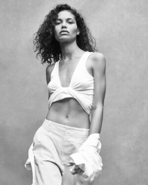 Helena Howard Instagram - I am NOT black OR white...BUT this photo sure is😁🤷‍♂️ #human #throwbackthursday and party like it’s 1999
@gap 
📸: @markseliger 
👖: @eddiesok 
💄: @sandyganzer 
🎀: @brentlavett