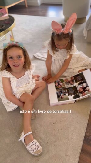 Helena Costa Instagram - Quis filmar a reação delas a verem o álbum impresso! Engraçado que não se lembravam nem de metade dos acontecimentos! Mas agora sim, elas e eu vamos poder ver, rever e lembrar as memórias mais queridas dos seus primeiros 4 anos de vida! Este álbum que fiz na @dreambooks_pt chegou a nossa casa em 5 dias depois escolher as fotos! Mesmo a tempo do dia da mãe! Aconselho a toda a gente a passar as fotos do telemóvel para um livro físico que dura uma vida! Vale a pena ver a reação delas 🥰🥰 

 Usa o código: HELENACOSTA para beneficiar de um desconto exclusivo de 30% em todo o site ao criar o teu álbum

@dreambooks_pt #dreambooks #historiasdreambooks #pub
