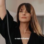 Helena Costa Instagram – *pub Guarda este reels porque vais precisar dele mais dia menos dia, acredita! 🥹

Num ano pode acontecer tanta coisa! Coisas boas e coisas menos boas! As coisas menos boas são que podes ficar com cabelos brancos de um dia para o outro! 😳 As coisas boas são que @lorealparis tem uma nova coloração para casa, Excellence Creme, agora enriquecida com ácido hialurónico!

Fácil de usar, faço a mistura de dois cremes, agito bem e coloco no cabelo, 30 min depois retiro com o shampoo e coloco a máscara.
Fico com um cabelo brilhante, sem cabelos brancos e por mais tempo!

#LorealParisPortugal #LorealParisHairColor #TransformaOTeuCabeloEmSegundos