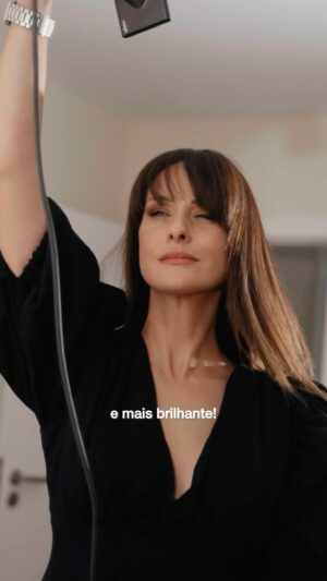 Helena Costa Instagram - *pub Guarda este reels porque vais precisar dele mais dia menos dia, acredita! 🥹

Num ano pode acontecer tanta coisa! Coisas boas e coisas menos boas! As coisas menos boas são que podes ficar com cabelos brancos de um dia para o outro! 😳 As coisas boas são que @lorealparis tem uma nova coloração para casa, Excellence Creme, agora enriquecida com ácido hialurónico!

Fácil de usar, faço a mistura de dois cremes, agito bem e coloco no cabelo, 30 min depois retiro com o shampoo e coloco a máscara.
Fico com um cabelo brilhante, sem cabelos brancos e por mais tempo!

#LorealParisPortugal #LorealParisHairColor #TransformaOTeuCabeloEmSegundos
