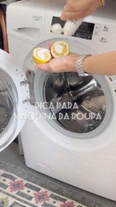Helena Costa Instagram - Dicas para a máquina de lavar roupa 🍋📥 guarda para ter à mão 👌🏽 Limpa a máquina de lavar a roupa com limão e pasta de dentes, coloca a pasta na porta e um limão cortado o meio, o limão pode ir num saquinho de rede para a polpa não soltar (no meu caso não se soltou) na junta coloca bicarbonato de sódio e vinagre de limpeza, se estiver muito suja põe também lixívia na junta. A máquina fica a brilhar e sem fungos de humidade!! #dicas #lisboa #portugal #maquinadaroupa #lavadora