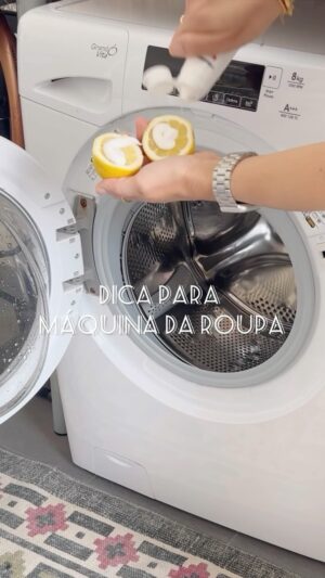Helena Costa Instagram - Dicas para a máquina de lavar roupa 🍋📥 guarda para ter à mão 👌🏽

Limpa a máquina de lavar a roupa com limão e pasta de dentes, coloca a pasta na porta e um limão cortado o meio, o limão pode ir num saquinho de rede para a polpa não soltar (no meu caso não se soltou) na junta coloca bicarbonato de sódio e vinagre de limpeza, se estiver muito suja põe também lixívia na junta.
A máquina fica a brilhar e sem fungos de humidade!! #dicas #lisboa #portugal #maquinadaroupa #lavadora